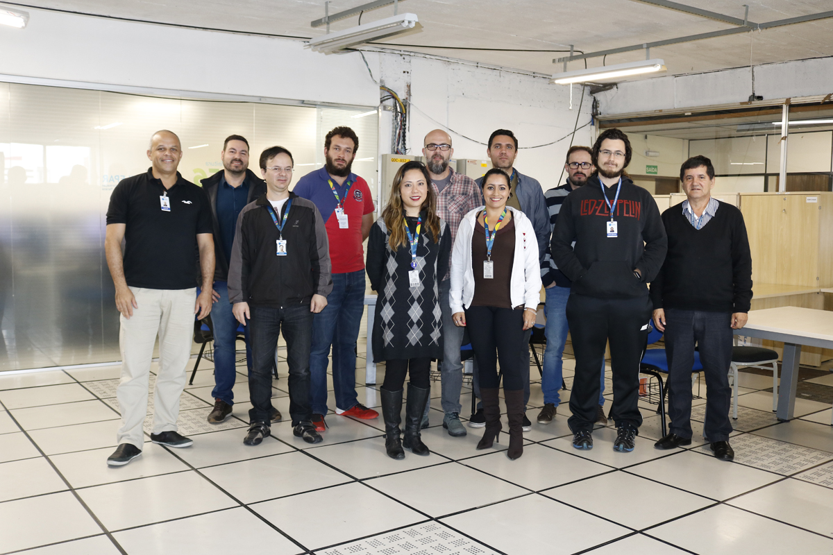 Foto dos funcionários que fazem parte das equipes de Jogos Digitais e de Business Intelligence (BI) da Celepar