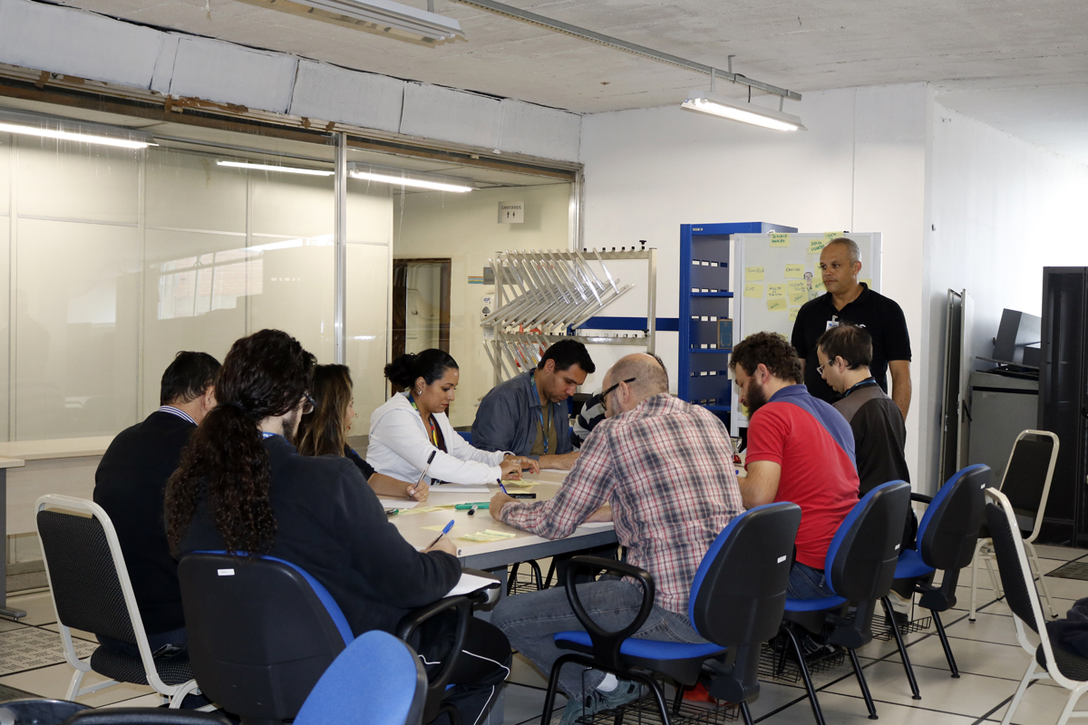 Equipe trabalhando na mesa de reuniões