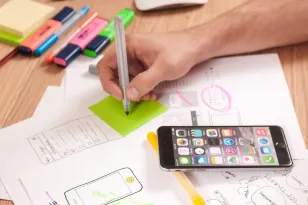 Pessoa fazendo protótipo de app para tela de celular