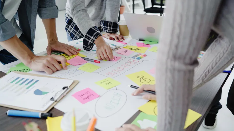 Grupo de pessoas discutindo ideias no trabalho